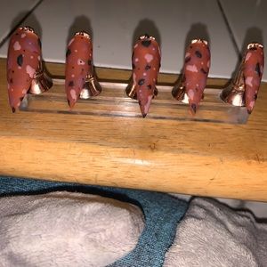 Brown cow press on nails